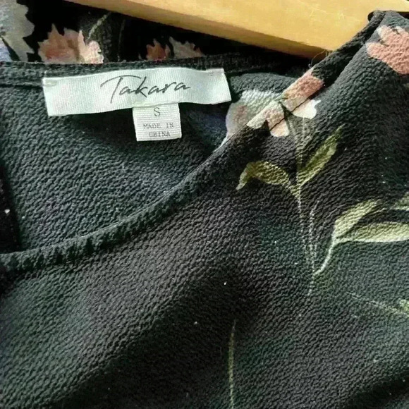 Takara size small floral pattern dress shirt with bow tie on the sides - Picture 3 of 5